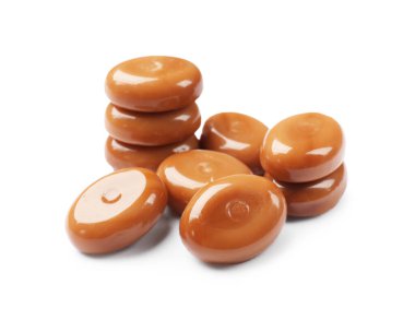 Beyaz üzerine izole edilmiş tatlı karamel şekerler