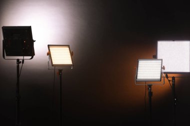 Renkli arka planda profesyonel ışıklandırma ekipmanları. Metin için boşluk