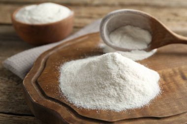 Tahta masada buğday unu ve kaşık, yakın plan.