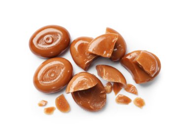 Kırık, lezzetli karamel şekerlemeler beyaz, üst manzara
