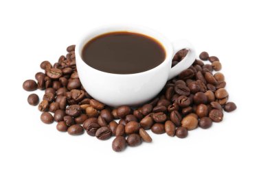 Fincanda Aromatik kahve ve beyaz üzerine izole edilmiş fasulye yığını.