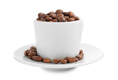 Beyaz üzerine izole edilmiş kavrulmuş kahve çekirdekli seramik fincan.