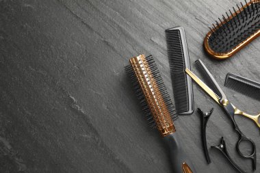 Farklı kuaförlerin aletleri karanlık masada, düz yerde. Metin için boşluk