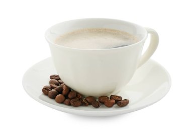 Fincanda Aromatik kahve ve beyaz üzerine izole edilmiş fasulye.