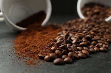 Siyah masada kahve ve fasulye, yakın plan.