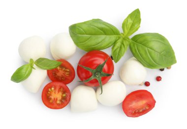 Lezzetli mozzarella peynirli toplar, domatesler, biberli mısır ve fesleğen beyaza izole edilmiş.