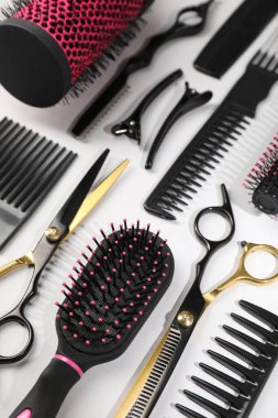 Açık gri arka planda farklı kuaför araçları, üst görünüm