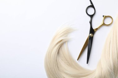 Beyaz arka planda saç tokası ve makas düz. Metin için boşluk