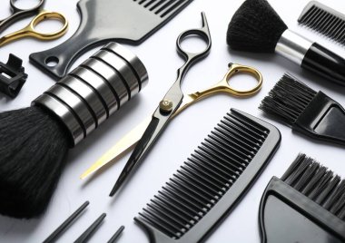 Beyaz arka planda farklı kuaför araçları, yakın plan