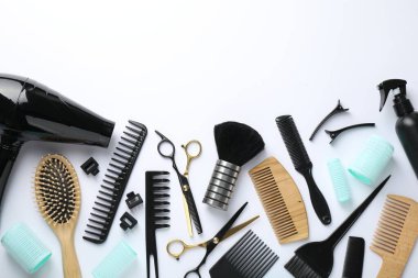 Beyaz arka planda farklı kuaför aletleri, düz yatış. Metin için boşluk