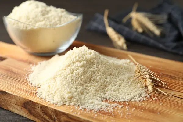 Un ve çivi yığını koyu ahşap masa, yakın plan.