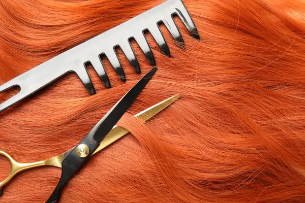 Makas ve tarak saç bandında, düz yerde. Metin için boşluk