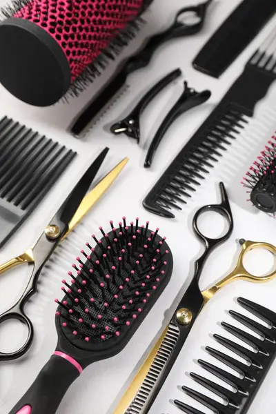 Açık gri arka planda farklı kuaför araçları, üst görünüm