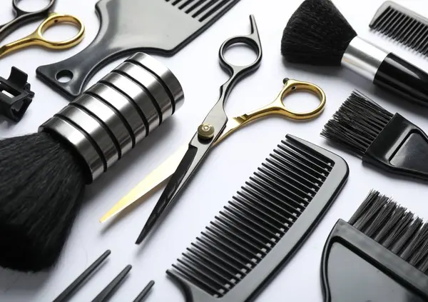Beyaz arka planda farklı kuaför araçları, yakın plan