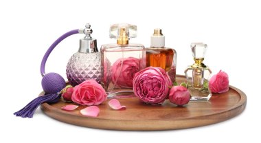 Birçok farklı parfüm şişeleri ve güller beyaz üzerine izole edilmiş.