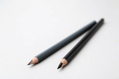 Arka planda iki farklı kaş kalemi, yakın plan. Metin için boşluk