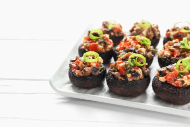 Beyaz ahşap masa üzerinde nefis mantarlar, yakın plan. Metin için boşluk