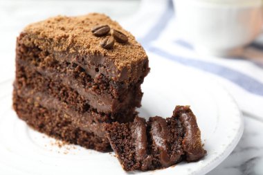 Beyaz mermer masada kahve çekirdekli lezzetli çikolatalı kek, yakın plan.