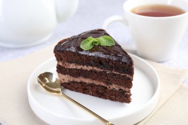 Naneli ve kaşıklı lezzetli çikolatalı pasta, yakın plan.