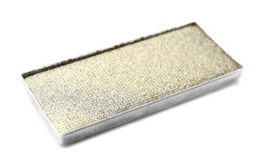 Güzel göz farı dolumu beyaz tencereye izole edilmiş.