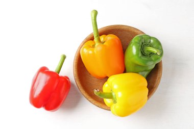 Beyaz masa üzerinde olgun renkli dolmalık biberler, düz yatıyordu.