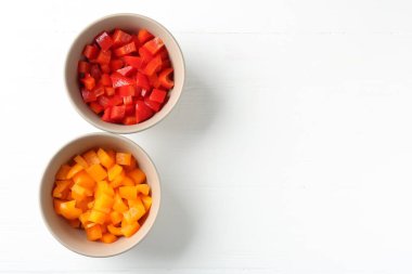 Taze renkli dolmalık biberler beyaz ahşap masada, düz yerde. Metin için boşluk