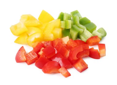 Taze renkli dolmalık biber parçaları beyaza izole edilmiş.