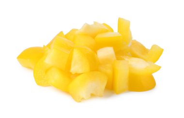 Taze sarı dolma biber parçaları beyaza izole edilmiş.