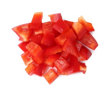 Taze kırmızı dolmalık biber parçaları beyaza izole edilmiş.