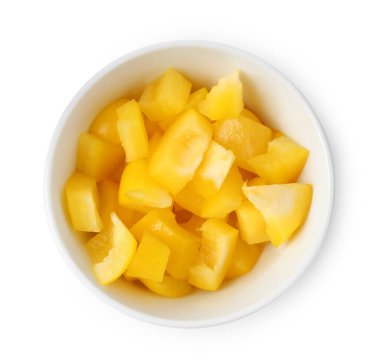 Tabaktaki taze sarı dolma biber parçaları beyaz, üst manzara izole edilmiş.