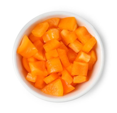 Taze turuncu dolmalık biber parçaları beyaz, üst tarafta izole edilmiş.