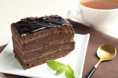 Nane ve kaşıkla servis edilen çikolatalı pasta, yakın plan.