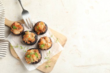 Işık masasında servis edilen lezzetli mantarlar, üst manzara. Metin için boşluk