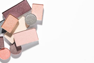 Beyaz arka planda güzel göz farı dolgu kapları, düz yatış. Metin için boşluk