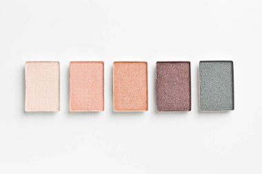 Beyaz arka planda güzel göz farı dolgu kapları, düz yatış