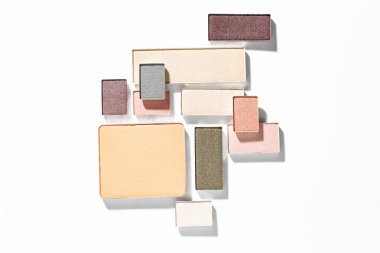 Beyaz arka planda güzel göz farı dolgu kapları, düz yatış