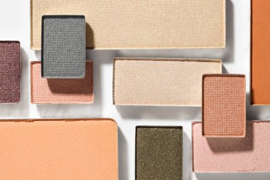 Beyaz arka planda güzel göz farı dolgu kapları, düz yatış