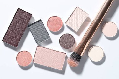 Güzel göz falı doldur ve beyaz arka planda fırçala, düz uzan