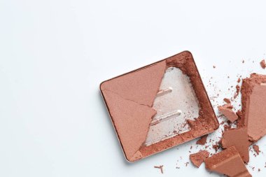 Beyaz arka planda kırık göz farı dolgu tepsisi, üst görünüm. Metin için boşluk