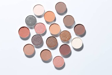 Beyaz arka planda güzel göz farı dolgu kapları, düz yatış