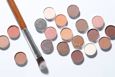 Güzel göz falı doldur ve beyaz arka planda fırçala, düz uzan