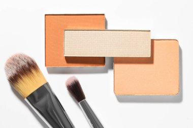 Beyaz arka planda güzel gözkapakları ve fırçalar düzleşir.