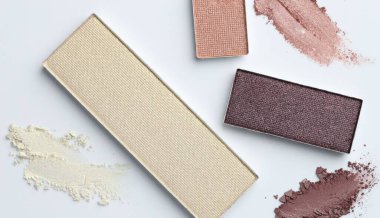 Beyaz arka planda güzel göz farı dolgu kapları, düz yatış