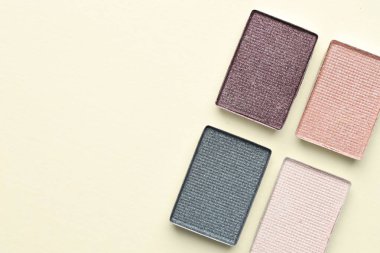 Bej arka planda güzel göz farı dolguları, düz bir döşeme. Metin için boşluk