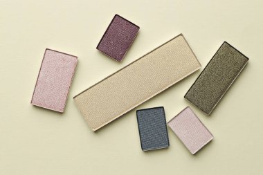 Bej arka planda güzel göz farı dolgu kapları, düz yatış