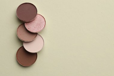 Bej arka planda güzel göz farı dolguları, düz bir döşeme. Metin için boşluk