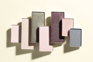 Bej arka planda güzel göz farı dolgu kapları, düz yatış