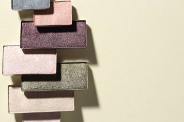 Bej arka planda güzel göz farı dolguları, düz bir döşeme. Metin için boşluk