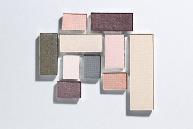 Işıklı arka planda güzel göz falı doldur, düz uzan.