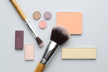 Işıklı arka planda güzel gözkapakları ve fırçalar düzleşir.